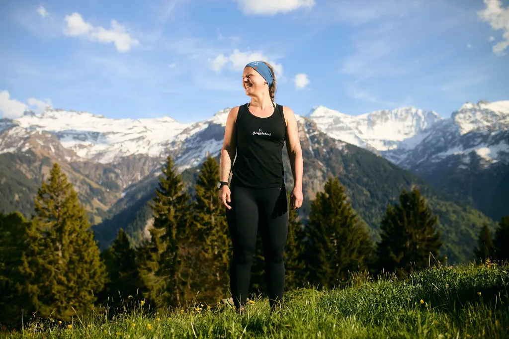 Bergeistert-Top-schwarz-frau-in-wiese 69.webp