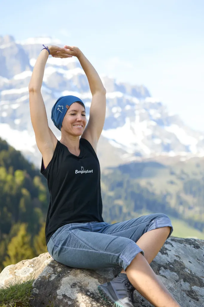 Frau-mit-Top-in Yogaposition.webp