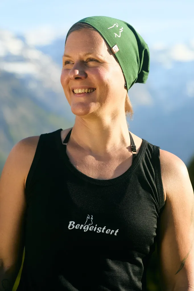 Bergeistert-top-schwarz-frau-lacht 759.webp