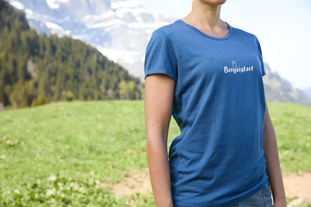 Shirt denim mit bergeistert Logo klein seitlich.webp