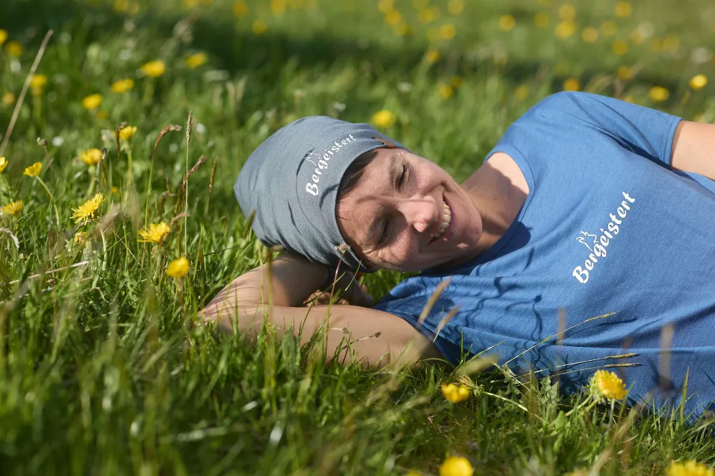kleines-bergeistert-Logo-frau-lieg-im-gras.webp