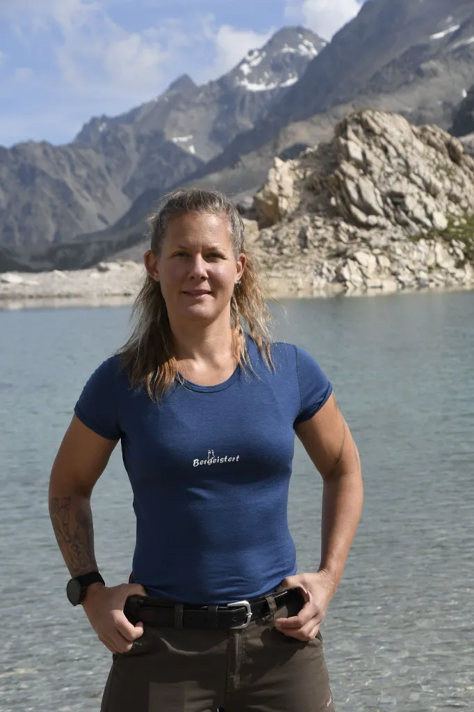 frau vor bergsee shirt denim kleines bergeistert logo.webp