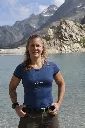 frau vor bergsee shirt denim kleines bergeistert logo.webp